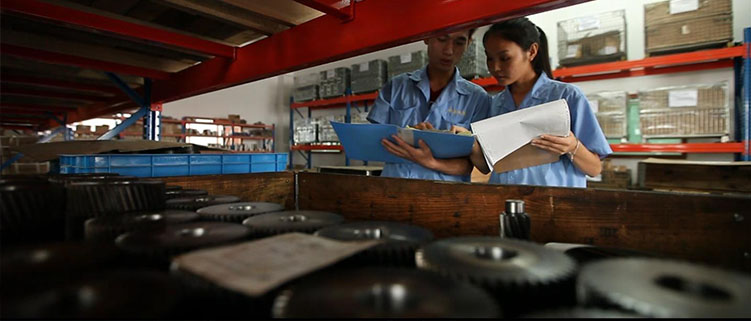 正在進行檢查減速機的仲益員工